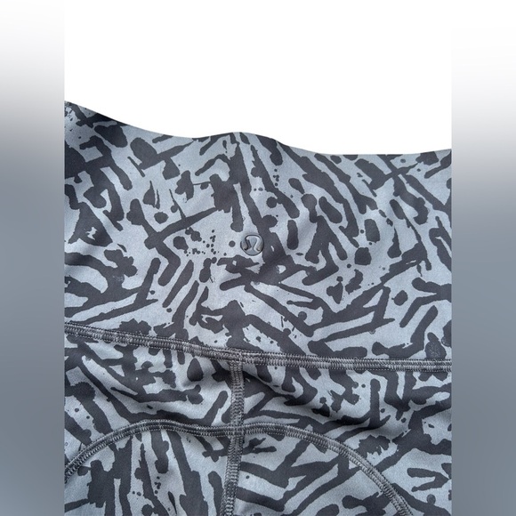 Lululemon Hot To Street Crop Biggie Brushed Animal‎ Coal Black / Black - Picture 3 of 5